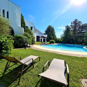 Bazén v ubytování Eventhotel Pyramide nebo v jeho okolí