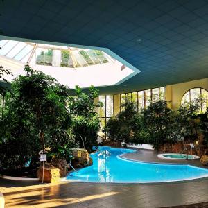 Bazén v ubytování Eventhotel Pyramide nebo v jeho okolí