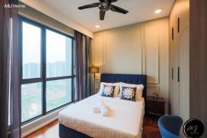 ein Schlafzimmer mit einem Bett und einem großen Fenster in der Unterkunft Host&Guest Deluxe Suite Old Klang Road KL in Kuala Lumpur + 23 Fotos