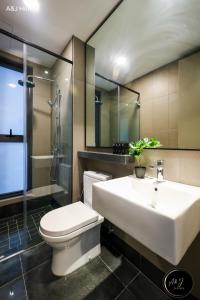 ein Badezimmer mit Waschbecken, Toilette und Dusche in der Unterkunft Host&Guest Deluxe Suite Old Klang Road KL in Kuala Lumpur
