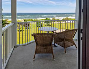 a balcony with a table and chairs and the ocean at Morada Strandhotel Ostseebad Kühlungsborn in Kühlungsborn