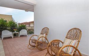 3 Stühle und ein Tisch auf einer Terrasse in der Unterkunft Nice Apartment In Marina Di Modica in Marina di Modica