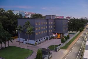 Kazhakuttam金吉尔特力凡德鲁姆酒店的城市街道上建筑物的俯视图