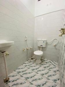 a bathroom with a toilet and a sink at Dhanwantri Niwas in Varanasi