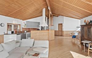 ein Wohnzimmer mit Couch und Küche in der Unterkunft Nice Home In Bogø By With Wifi in Bogø By