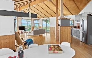 eine Küche und ein Wohnzimmer mit Tisch und Stühlen in der Unterkunft Nice Home In Bogø By With Wifi in Bogø By