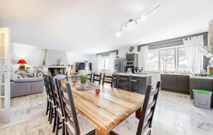 Kuchyň nebo kuchyňský kout v ubytování Cozy Home In Lamotte Du Rhone