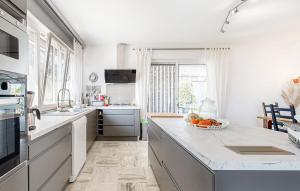 Kuchyň nebo kuchyňský kout v ubytování Cozy Home In Lamotte Du Rhone