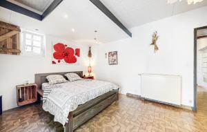 Postel nebo postele na pokoji v ubytování Cozy Home In Lamotte Du Rhone + 24 fotografií