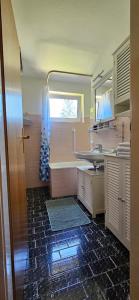 A kitchen or kitchenette at Apartment Gerlitzen Ossiachersee - Haus Enzian