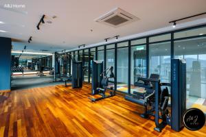 ein Fitnessstudio mit Laufbändern und Crosstrainern in einem Gebäude in der Unterkunft Host&Guest Deluxe Suite Old Klang Road KL in Kuala Lumpur