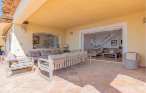 Posezení v ubytování Lovely Home In Sainte-Maxime With Wifi + 20 fotografií