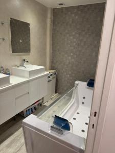 ein Badezimmer mit Waschbecken und Badewanne in der Unterkunft 3p cosy vue mer in Nizza + 18 Fotos