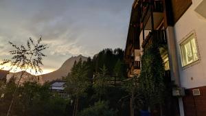 Nespecifikovaný výhled na hory nebo výhled na hory při pohledu z hotelu