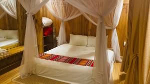 Hương Bá ThướcPanoramic Home的卧室里有一张带白色窗帘的四柱床