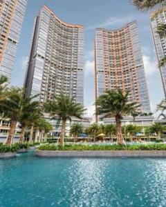 ジャカルタにあるGold Coast USA Room Studio netflixの高層ビルの前の水のプール