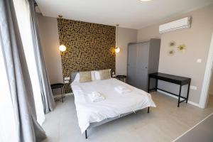 Letto o letti in una camera di Terraced Penthouse with Views and Jacuzzi