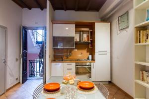 Η κουζίνα ή μικρή κουζίνα στο PANTHEON LARGE APARTMENT IN THE HEART OF ROME s +18 φωτογραφίες