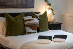 a bed with two towels on top of it at L'Érablière Tremblant Ski Inout Condo W 2bdrs in Mont-Tremblant +31 photos