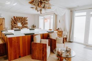a living room with a counter and a table at Suite de charme avec jacuzzi et cabine infrarouge in Tubize