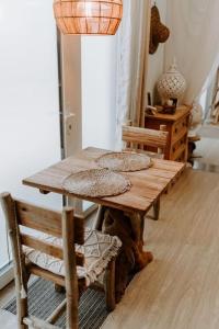 a wooden table with two chairs in a room at Suite de charme avec jacuzzi et cabine infrarouge in Tubize