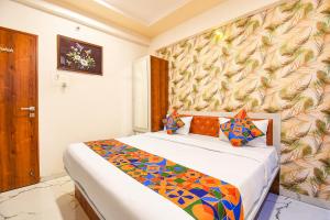 Postel nebo postele na pokoji v ubytování FabHotel Prime Kharadi Residency - Nr - World Trade Center Pune