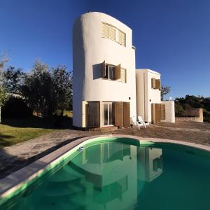 Bazén v ubytování Mediterránea Casa Vacanza nebo v jeho okolí