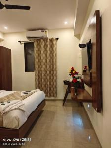 Rúm í herbergi á Hotel Victoria Palace - South Mumbai