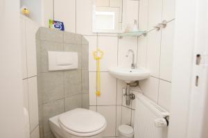 une petite salle de bain avec toilettes et lavabo dans l'établissement Ostseeinsel, à Kellenhusen