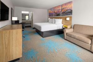 Postel nebo postele na pokoji v ubytování Days Inn by Wyndham Ladson Summerville Charleston