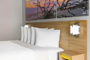 Postel nebo postele na pokoji v ubytování Days Inn by Wyndham Ladson Summerville Charleston