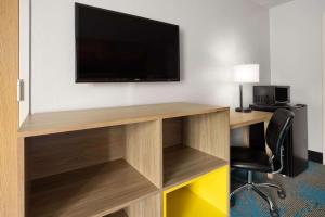 TV a/nebo společenská místnost v ubytování Days Inn by Wyndham Ladson Summerville Charleston