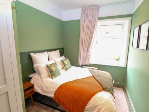 En eller flere senge i et værelse på Wildfell Cottage