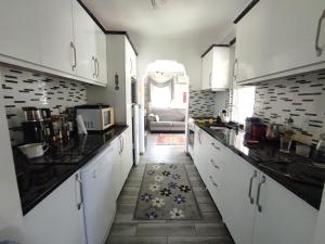 Kuchyň nebo kuchyňský kout v ubytování Havuzlu Beyaz villa