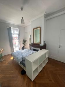 Postel nebo postele na pokoji v ubytování Chambre Comtesse - Climatisée - Proximité métro