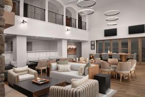 a lobby with a waiting area with couches and chairs at Hampton Inn & Suites Paso Robles in Paso Robles