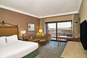 Hilton Alexandria King's Ranch Hotel客房内的一张或多张床位