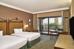 Hilton Alexandria King's Ranch Hotel客房内的一张或多张床位