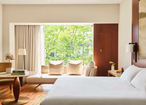 Una cama o camas en una habitación de Park Hyatt Zurich – City Center Luxury