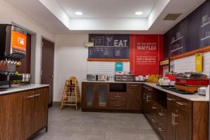 Kuchyň nebo kuchyňský kout v ubytování Hampton Inn East Windsor