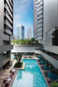 Bazén v ubytování DoubleTree By Hilton Kuala Lumpur nebo v jeho okolí