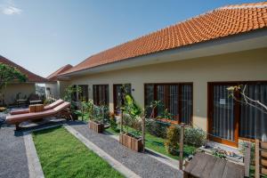 Kebun di luar Pandawa Beach Homestay 1