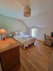 - une grande chambre avec un lit et un canapé dans l'établissement Maison chaleureuse avec vue exceptionnelle, à Chaulgnes