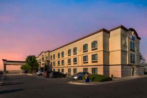 a large building with cars parked in a parking lot at Comfort Inn & Suites Jerome - Twin Falls in Jerome