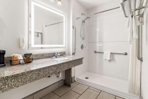 Ένα μπάνιο στο Econo Lodge +23 φωτογραφίες