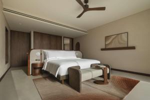 Ένα ή περισσότερα κρεβάτια σε δωμάτιο στο Bab Al Shams, A Rare Finds Desert Resort, Dubai