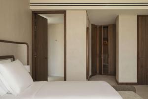 Ένα ή περισσότερα κρεβάτια σε δωμάτιο στο Bab Al Shams, A Rare Finds Desert Resort, Dubai