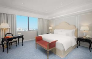 Кровать или кровати в номере The Plaza Doha, LXR Hotels & Resorts