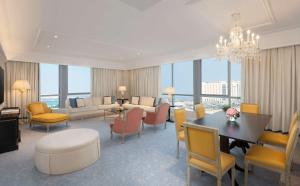 Гостиная зона в The Plaza Doha, LXR Hotels & Resorts