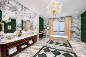 Ванная комната в The Plaza Doha, LXR Hotels & Resorts
